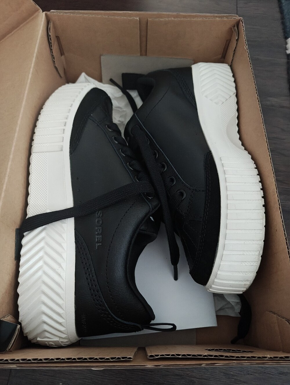 Sorel Black Low-Top Leather Sneaker with White Sole Size 7.. Worn One Time - Picture 4 of 7